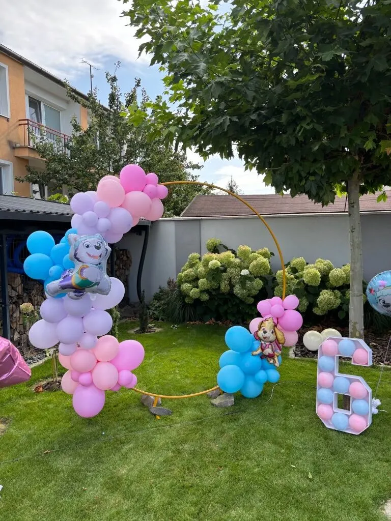 Simona a detailná dekorácia